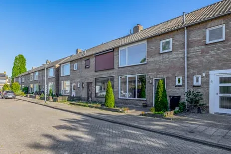 Tussenwoning te koop: Vuurdoornhof 8, Bloemenoord Waalwijk
