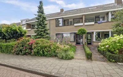 Terraced house for sale: Vuurdoornlaan 27, Windrooskwartier en Heesterbuurt Gouda
