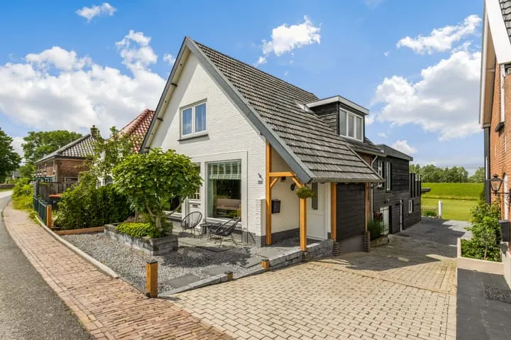 Corner house for sale: Waalbandijk 28, Gameren Gameren