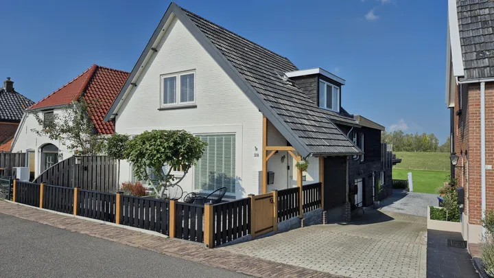 Corner house for sale: Waalbandijk 28, Gameren Gameren