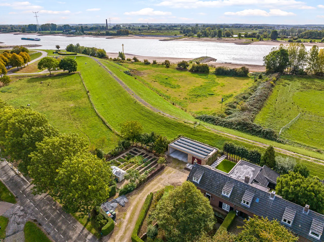 Hoekwoning te koop: Waalbandijk 7, Dodewaard
