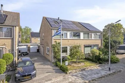 Twee-onder-één-kap te koop: Wagnerlaan 24, Paauwenburg West Vlissingen