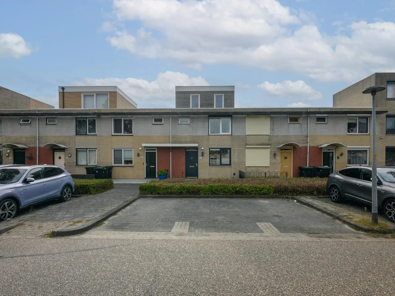 Tussenwoning te koop: Walt Disneyplantsoen 77, Almere