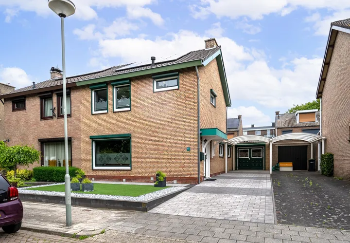 Twee-onder-één-kap te koop: Warburgstraat 11, Eiske Landgraaf