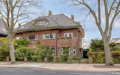 Twee-onder-één-kap te koop: Warmonderweg 1, Raadsherenbuurt Leiden