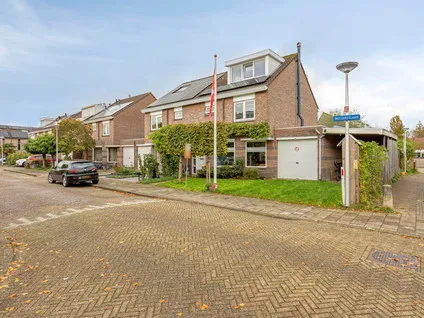 Hoekwoning te koop: Weegbreelaan 11, Bloemenweide Zoeterwoude
