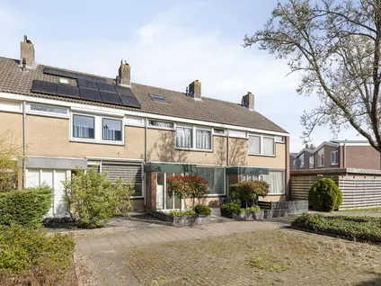 Tussenwoning te koop: Wega 8, Puttershoek Woonkern Puttershoek