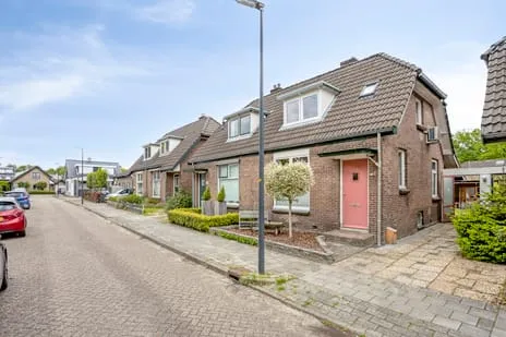 Twee-onder-één-kap te koop: Weimarstraat 22, Het Loo Apeldoorn