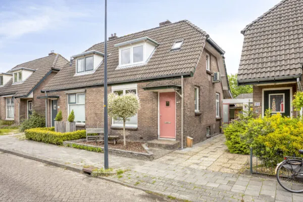 Twee-onder-één-kap te koop: Weimarstraat 22, Het Loo Apeldoorn