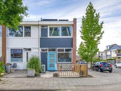 Corner house for sale: Wemeldingestraat 16, Pendrecht Rotterdam