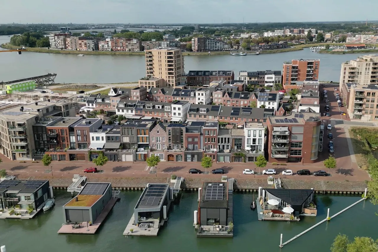 Tussenwoning te koop: Werf van Schouten 100, Dordrecht