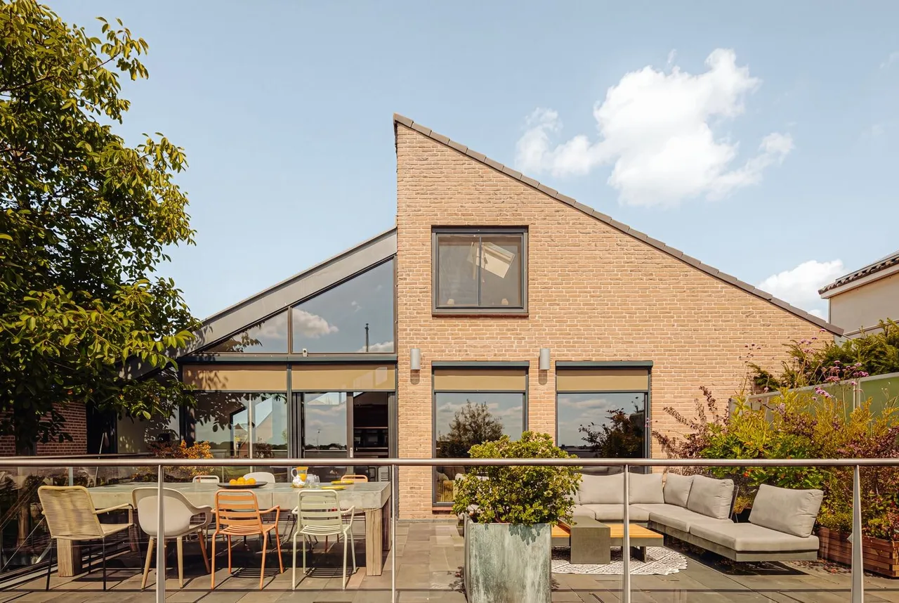 Vrijstaande woning te koop: Westmeerlaan 15, Roelofarendsveen