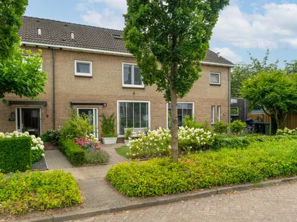 Terraced house for sale: Wethouder Kuijpersstraat 11, Woudrichem zuid Woudrichem