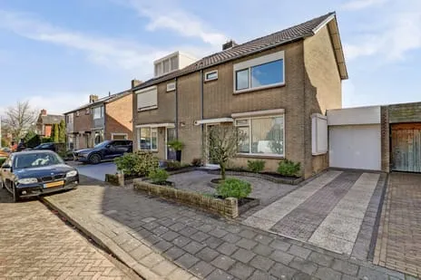 Tussenwoning te koop: Wethouder Broekmanstraat 10, Weurt-Zuid Weurt