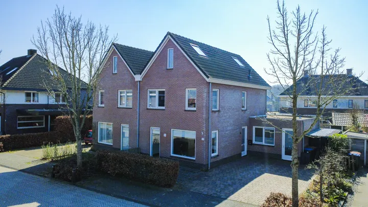 Twee-onder-één-kap te koop: Weversgilde 38, De Gilden Dronten
