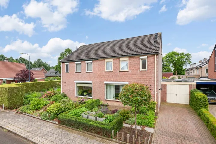 Tussenwoning te koop: Weversveld 42, Diepenbroek Wehl