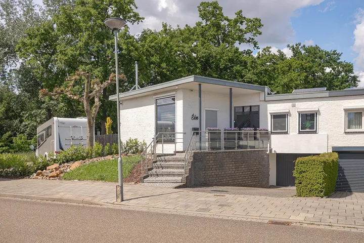 Twee-onder-één-kap te koop: Wijngaardstraat 1, Elsloo Elsloo