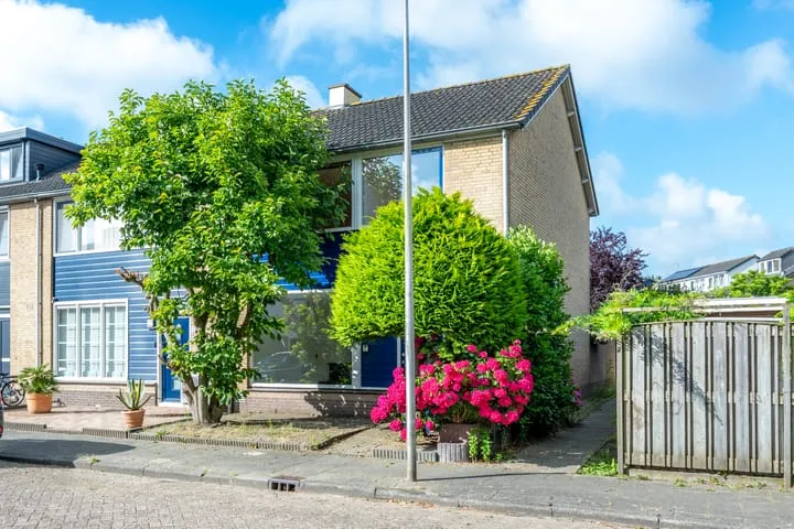 Corner house for sale: Wilgenstraat 16, Bomenbuurt (Vianen) Vianen (Ut)