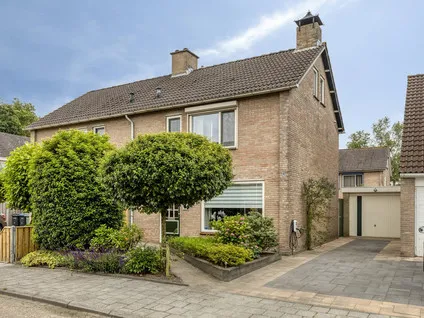 Twee-onder-één-kap te koop: Wilgenstraat 34, Heerle Heerle