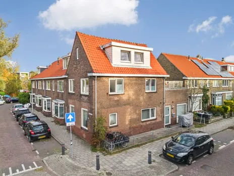 Corner house for sale: Wilgenstraat 6, Bomenbuurt Zaandam