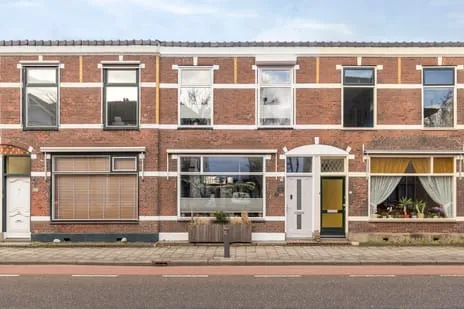 Tussenwoning te koop: Wilhelminalaan 34, Om de Zanderij Hillegom