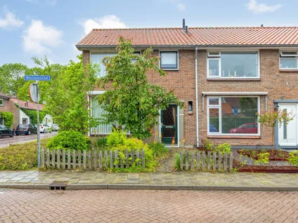 Hoekwoning te koop: Wilhelminastraat 1, Oude-Tonge prinsessenbuurt handelskade Oude-Tonge