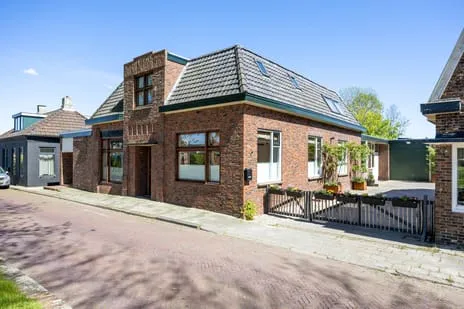 Twee-onder-één-kap te koop: Wilhelminastraat 10, Leens Leens