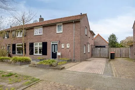 Twee-onder-één-kap te koop: Wilhelminastraat 15, Hintham noord Rosmalen