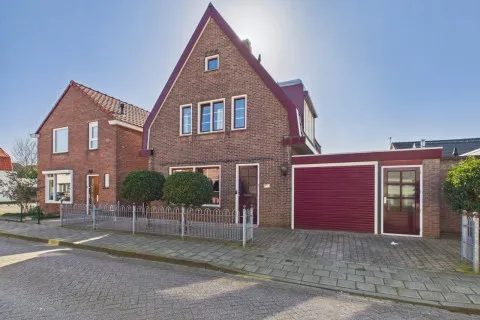 Twee-onder-één-kap te koop: Wilhelminastraat 31, Kern Axel Axel