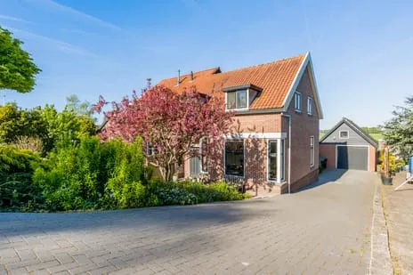 Twee-onder-één-kap te koop: Willem van der Veldenweg 75, Leimuiden Leimuiden