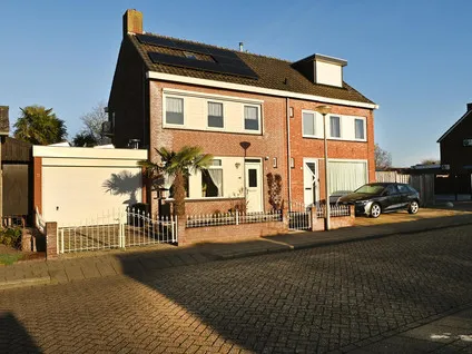 Twee-onder-één-kap te koop: Wit Kruis 1, Welberg Steenbergen