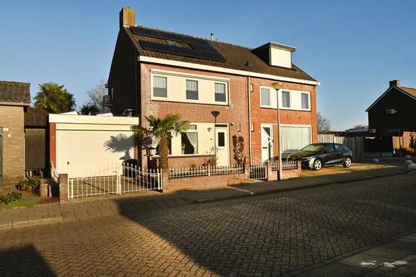 Twee-onder-één-kap te koop: Wit Kruis 1, Steenbergen