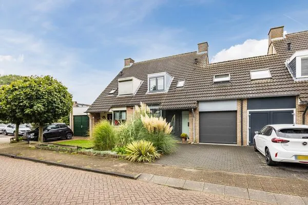 Tussenwoning te koop: Witte de Withplein 10, Hellevoetsluis