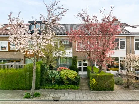 Tussenwoning te koop: Witte de Withlaan 22, Zeeheldenbuurt Oegstgeest