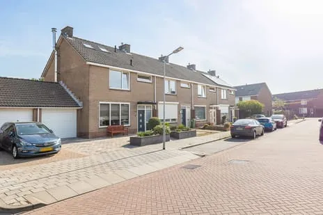 Terraced house for sale: Wittezeestraat 40, Zeewijksingel Oost-Souburg