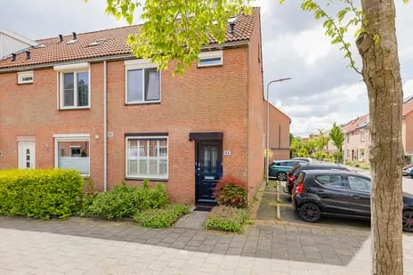 Corner house for sale: Zadelmaker 44, Ambachtenbuurt-West Alphen Aan Den Rijn