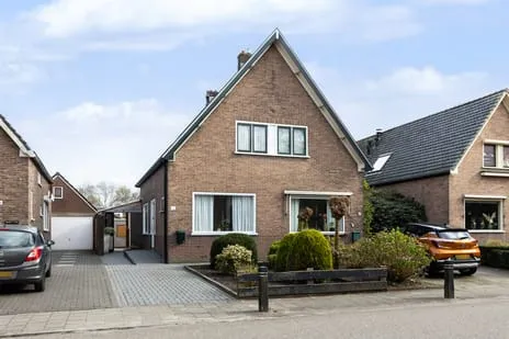 Twee-onder-één-kap te koop: Zilverschoon 52, Sluisoord Apeldoorn