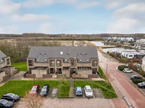 Tussenwoning te koop: Zilverschoonlaan 257, Flora Midden Lelystad