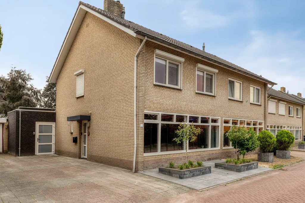 Twee-onder-één-kap te koop: Zomerbloemstraat 12, Someren