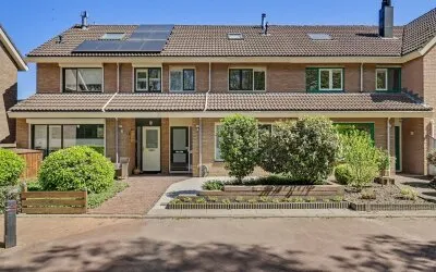 Terraced house for sale: Zonnebloemlaan 15, 's-Gravendeel Woonkern 'S-Gravendeel