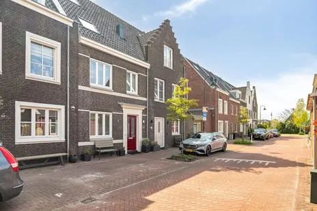 Tussenwoning te koop: Zuidoever 13, Roelofarendsveen Roelofarendsveen