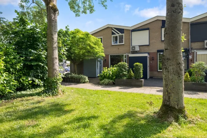 Corner house for sale: Zuidster 7, Puttershoek Woonkern Puttershoek