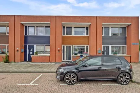 Terraced house for sale: Zuidzijdsedijk 184, Hoogvliet Noord Hoogvliet Rotterdam