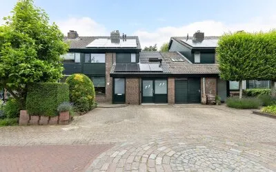 Terraced house for sale: Zwaluwenburg 18, Mildenburg en omgeving Dordrecht