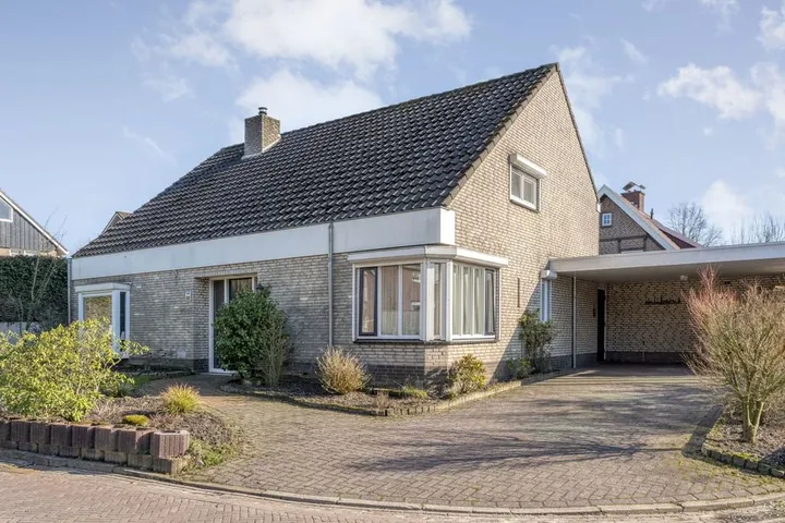 Vrijstaande woning te koop: Zwaluwstraat 1, De Lutte kern De Lutte