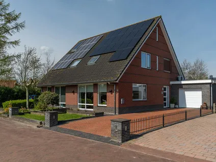 Twee-onder-één-kap te koop: Zwanebloem 10, Kollum