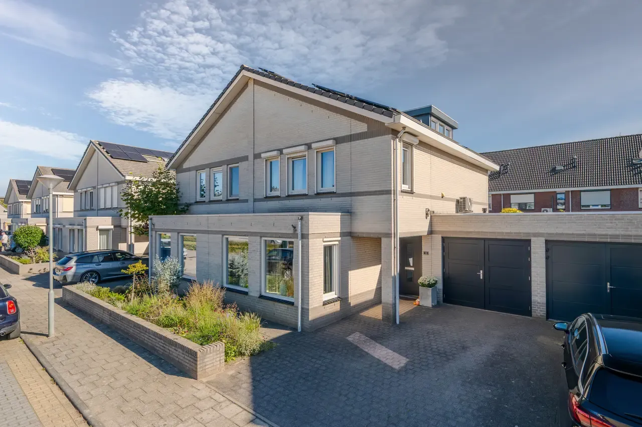 Tussenwoning te koop: Zwanebloem 15, Tegelen