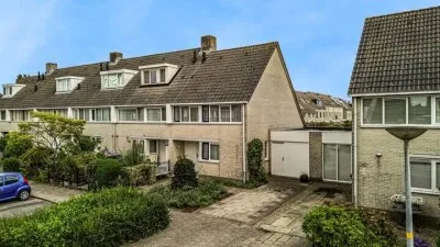 Tussenwoning te koop: Zwarte mees 10, Uithoorn