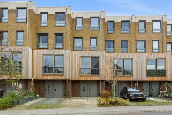 Tussenwoning te koop: Zwembaan 64, Vijfsluizen Vlaardingen