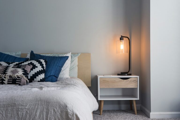 Hoe richt je een kleine slaapkamer efficiënt in na een verhuizing?